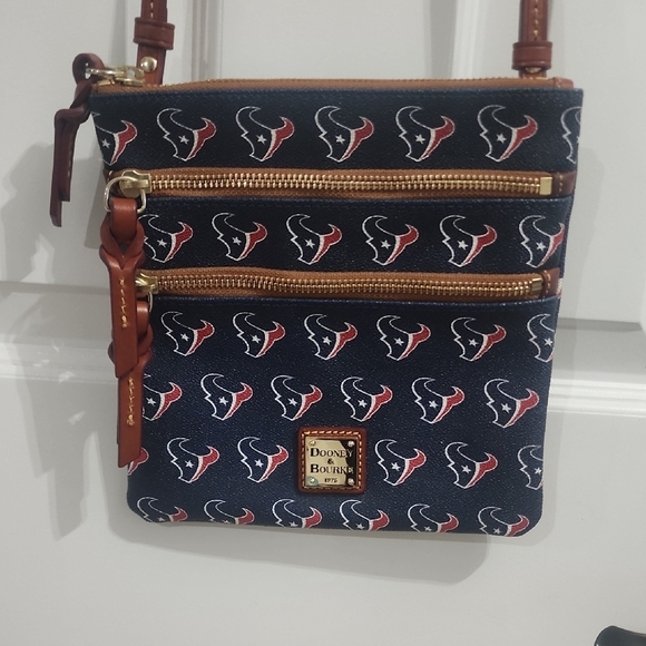 Dooney & Bourke Handbags - NWOT Houston Texans Dooney & Bourke Three Pocket Braided Leather Pull Crossbody‍